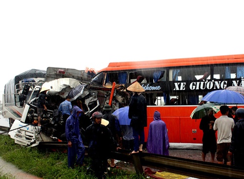 Tin tức trong ngày - Lật xe khách trên đất Lào, 8 người Việt thương vong