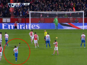 Bóng đá Ngoại hạng Anh - Bị đồng đội "bắt bài", Sanchez đá hỏng 11m