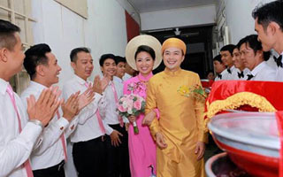 Phim - Cô dâu Lê Khánh được chồng đón từ 3h30 sáng