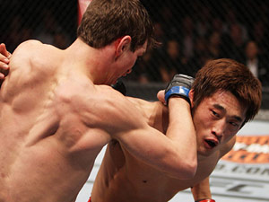 Thể thao - UFC: Những đòn knock-out kinh điển 2014