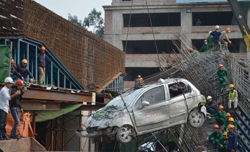 Sập giàn giáo: “Giải cứu” chiếc taxi bị 80 tấn bê tông đè bẹp