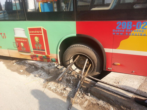 Tin tức trong ngày - Xe buýt thụt hố ga ngay gần giàn giáo đè nát taxi