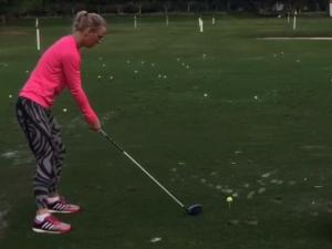 Thể thao - Wozniacki đánh golf đỉnh như… McIlroy