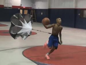 Thể thao - Thần đồng bóng rổ 13 tuổi đảo tay "như rang lạc"