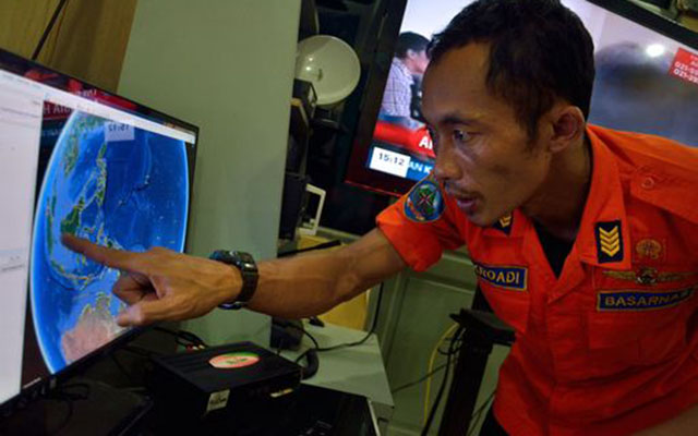 Dùng tàu lặn tìm kiếm nạn nhân máy bay QZ8501 dưới nước