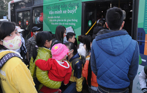 Tin tức trong ngày - Chùm ảnh: Người dân hối hả đón xe về quê nghỉ Tết Dương lịch