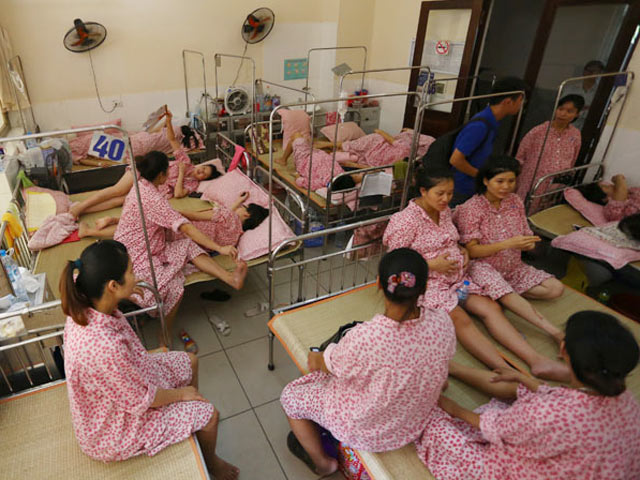 Tin tức trong ngày - Sản phụ sốt ruột chờ mổ, bác sĩ không được tắm vì mất nước