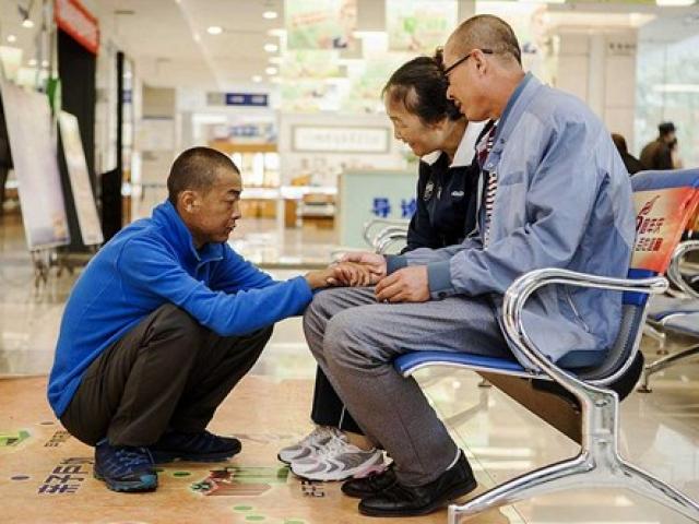 Bạn trẻ - Cuộc sống - Cảm động chàng trai hiến giác mạc cho cha khiếm thị