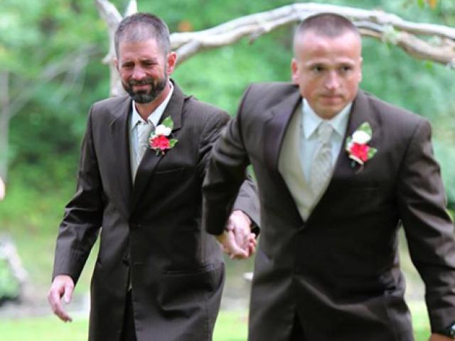 Giới trẻ - Bố đẻ và bố dượng nắm tay trong ngày cưới con gái