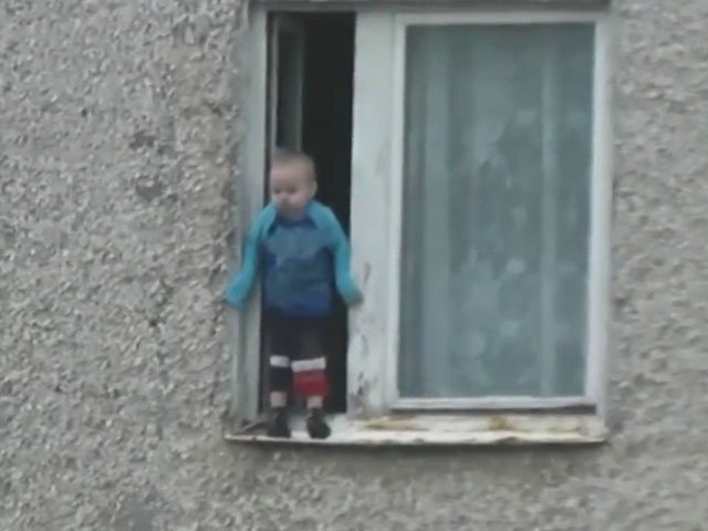 Tin tức trong ngày - Đứng tim bé trai chơi đùa "giữa không trung"