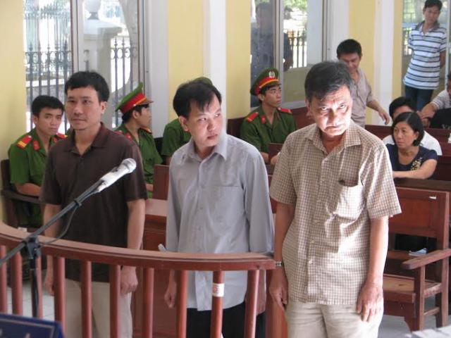 Pháp luật - Xử vụ dùng nhục hình: Bị hại khai bị đánh, bị cáo nói không