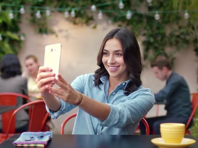 Video: Người đẹp trải nghiệm Galaxy Note 5