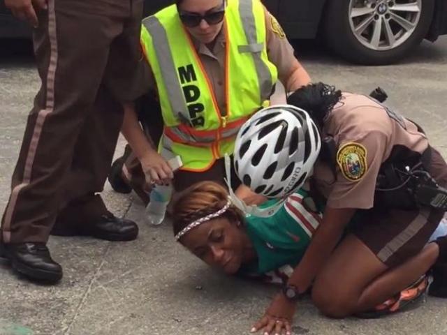 Thể thao - Vợ SAO rugby bị tóm vì đánh cảnh sát để vào sân