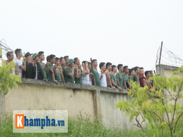 Bóng đá - CĐV vượt gần 40 km, trèo rào chỉ để xem ĐTVN đá tập