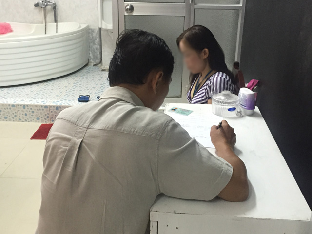 Pháp luật - Bắt quả tang tiếp viên cơ sở massage kích dục cho khách