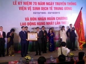 Tin tức trong ngày - Viện Vệ sinh dịch tễ T.Ư nhận Huân chương Lao Động hạng Nhất