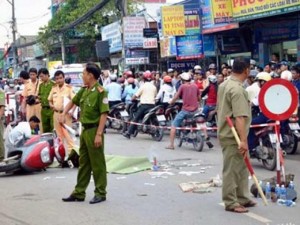 Tin tức trong ngày - Xe khách, xe buýt rời khỏi hiện trường tai nạn chết người