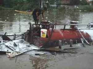 Tin tức trong ngày - Cà Mau: Ghe chở 20.000 lít dầu phát nổ trên sông