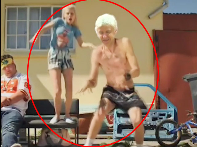 Video bóng đá hot - Top clip "độc" tuần 28/9-5/10: Wenger nhảy múa cùng người đẹp