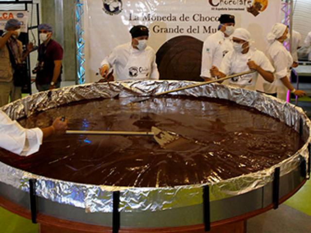 Kỷ lục thế giới: Đồng xu chocolate nặng 1 tấn