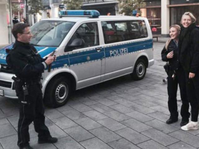 Thể thao - Tennis 24/7: Cảnh sát "tóm" Sharapova xin... chụp ảnh