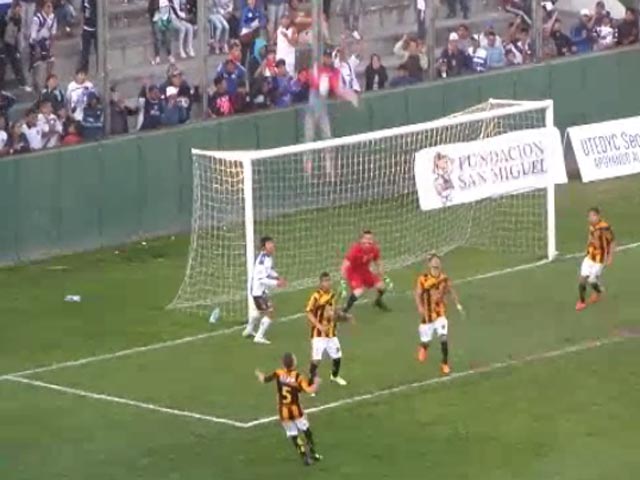 Bóng đá - SỐC: CĐV "rơi như chim" từ khán đài cao xuống sân