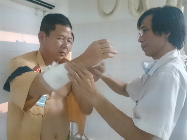 Cảnh giác - "Ma men" làm loạn trên đường, ném gãy tay CSGT