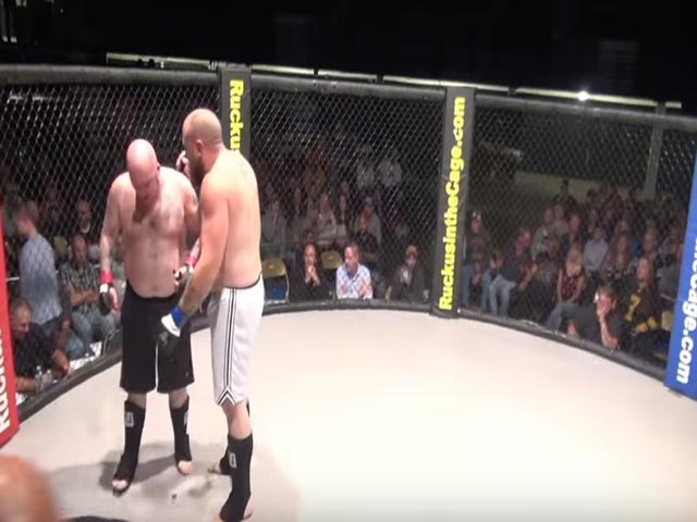Võ thuật - UFC - Quyền Anh - SAO MMA “xả bậy” ngay trên võ đài