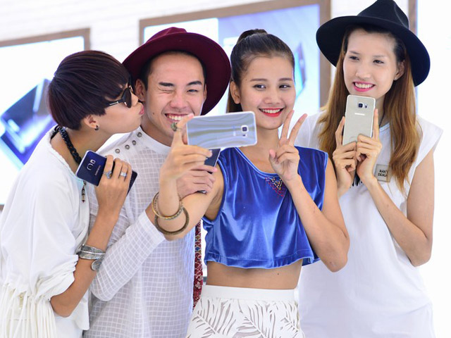 Bạn trẻ - Cuộc sống - Top 4 Next Top Model "hẹn hò" trước ngày đi châu Âu