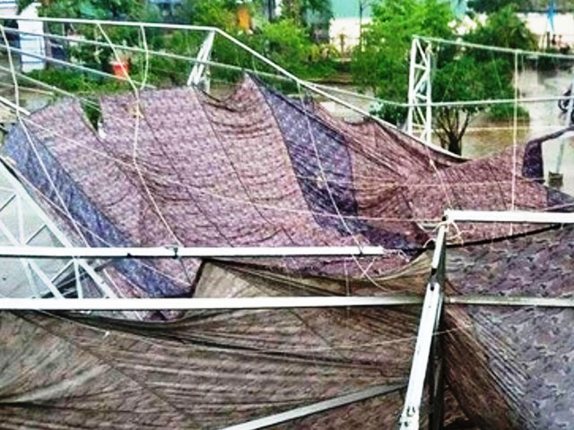 Tin tức trong ngày - Sập nhà tiền chế, 7 học sinh tiểu học nhập viện