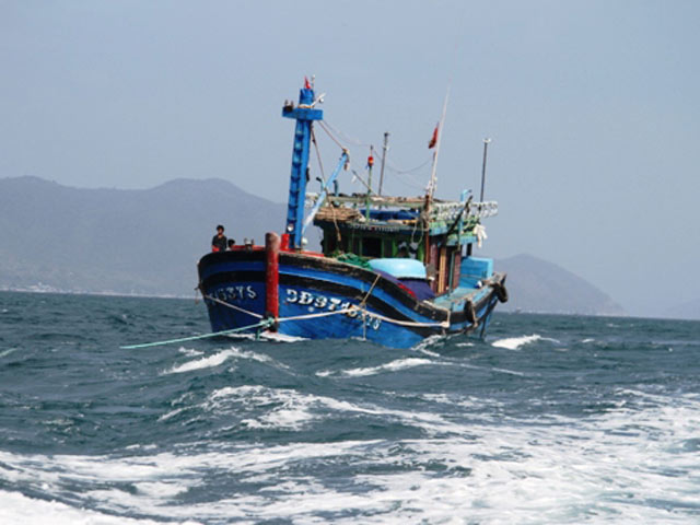 Tin tức trong ngày - Tàu cá gãy trục, 12 thuyền viên trôi "tự do" trên biển