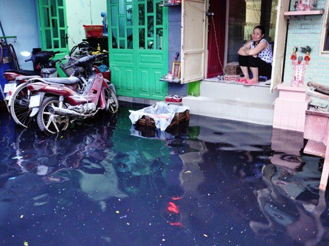 Tin tức trong ngày - Mưa gần nửa giờ, người Sài Gòn khổ sở dọn bùn đen