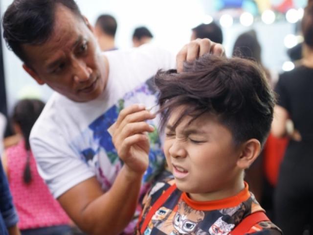 Ca nhạc - MTV - Con trai Hoài Linh "nhăn mặt" khi hóa thành Quang Linh