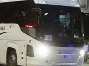 Bóng đá - SỐC: Đang đi, xe bus của ĐT Serbia bị ném đá