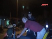 Video An ninh - Vi phạm giao thông, ma men vác bê tông &quot;choảng&quot; CSGT