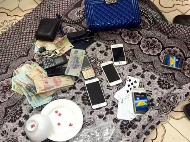 Tệ nạn xã hội - 8 "quý bà" chơi xóc đĩa trong hiệu cầm đồ