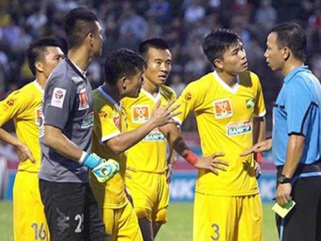 Bóng đá - Dọa “xử” trọng tài, Hùng "xà ngang" trả giá đắt