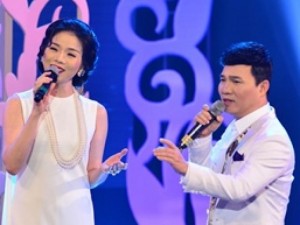 Ca nhạc - MTV - Quang Linh nắm tay tình tứ với Lệ Quyên trên sân khấu