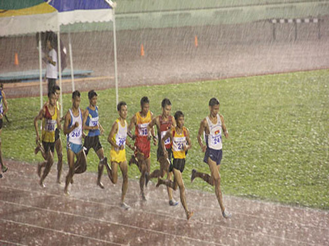 Thể thao - Điền kinh: Các người hùng SEA Games khốn khổ vì mưa