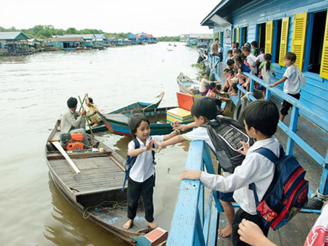 Bạn trẻ - Cuộc sống - Nhói lòng cảnh trẻ em vượt sông tới trường