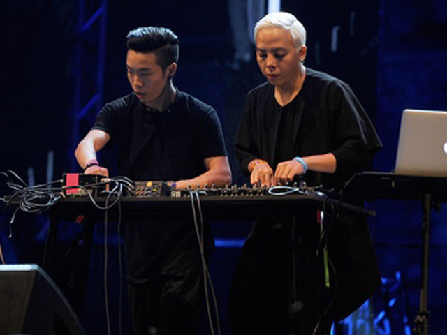 Sao ngoại-sao nội - Touliver dẫn dắt "anh em" quậy tung đêm Gió mùa