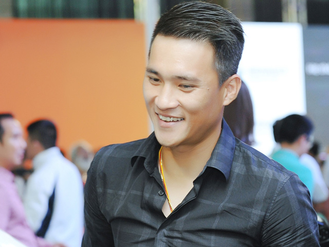 Sao ngoại-sao nội - Vắng Thủy Tiên, Công Vinh bảnh bao đeo vàng dự sự kiện