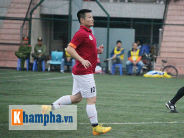 Bóng đá - Văn Quyến lập siêu phẩm đá phạt như Beckham ở sân "phủi"