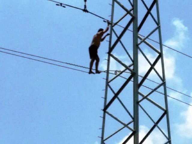 Tin tức trong ngày - Nam thanh niên "nhảy múa" trên dây điện cao thế