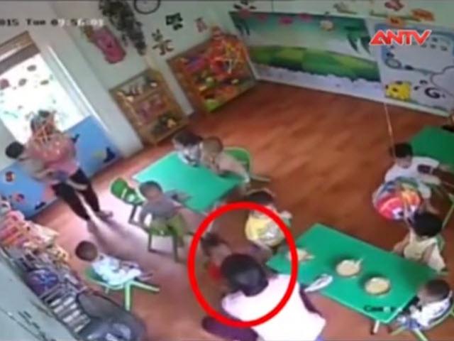 Video An ninh - Lại một bé 17 tháng tuổi bị bảo mẫu đánh đập ở Hà Nội