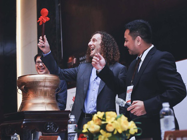 Ca nhạc - MTV - Kenny G không ngớt lời khen tiếng Trống đồng "kỳ diệu"