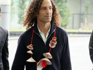 Ca nhạc - MTV - Kenny G thích thú với &quot;vòng cổ nón lá&quot; khi đến Hà Nội