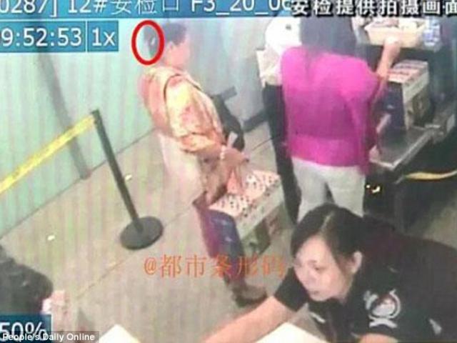 Tin tức trong ngày - Trung Quốc: Mang dao lên máy bay để... gọt hoa quả