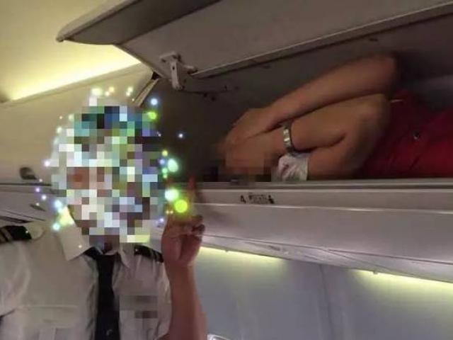 Bạn trẻ - Cuộc sống - Phẫn nộ tiếp viên hàng không bị nhét vào giá chứa hành lý