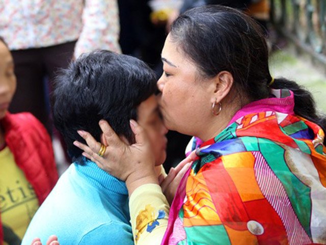 Tin tức trong ngày - CA điều tra “thánh cô” chữa bách bệnh trước Bệnh viện K